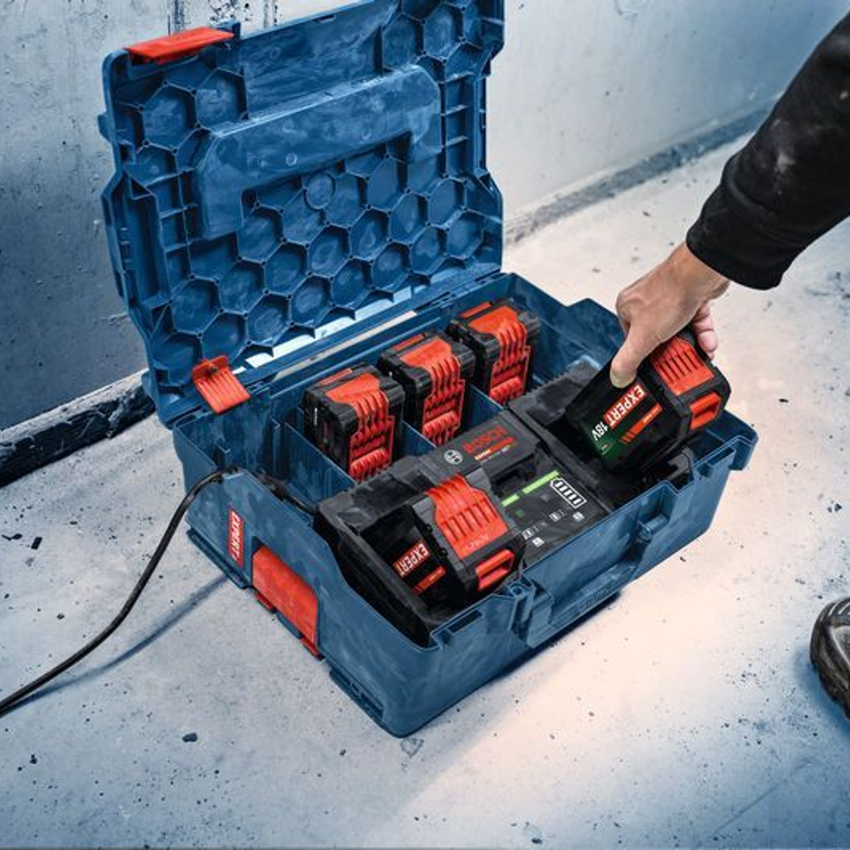 1600A02YG5 - Ładowarka akumulatorów Bosch Professional EXAL18V2-320 18 V - Zdjęcie 20