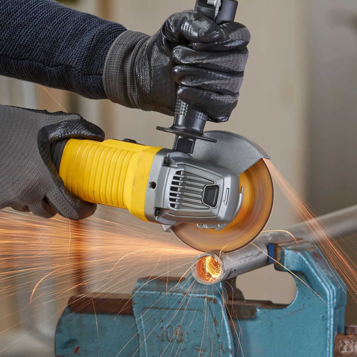 Szlifierka kątowa Stanley FMEG210-QS 850W